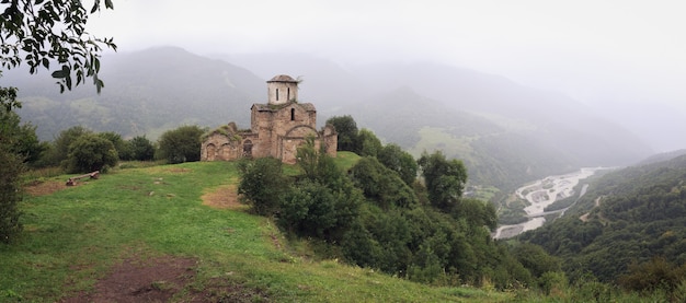 Panoramablick eines alten Klosters auf einem Berg im Kaukasus in Russland.