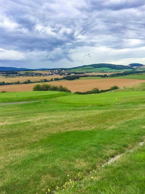 Panoramablick in die sommerliche Berglandschaft der Beskiden in Tschechien