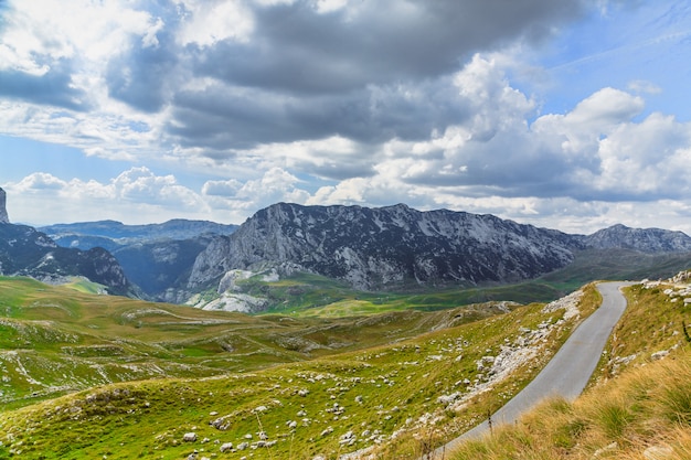 Panoramablick in Durmitor, Montenegro. Bergstraße.