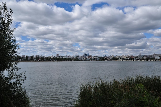 Panoramablick über die Stadt. Seeblick und Wohngebäude. Sommerlandschaft.