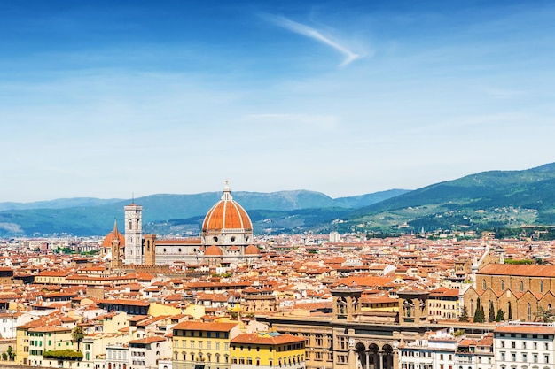 Panoramablick über Florenz, Italien. Alte Häuser mit roten Dächern und Basilika Santa Maria del Fiore