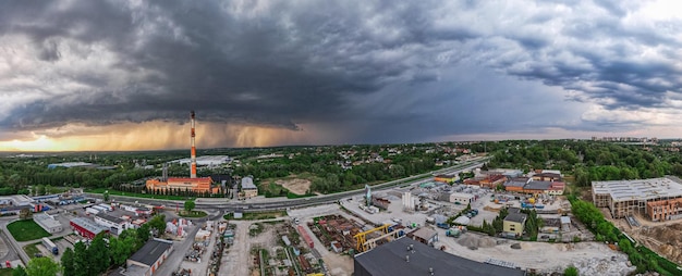 Panoramablick über Industrieanlagen und Drohnenansicht des Sturmhimmels