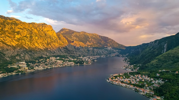 Panoramablick über Kotor, Montenegro bei Sonnenuntergang.