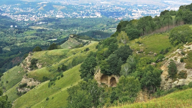 Panoramablick vom Berg Bolshoye Sedlo auf den Kislovodsk-Nationalpark und die Stadt