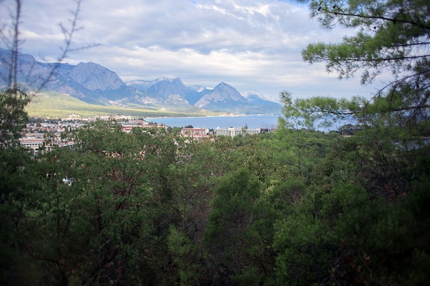 Panoramablick vom Berg der Stadt Kemer in der Türkei. Meer, Wolken, Lagune