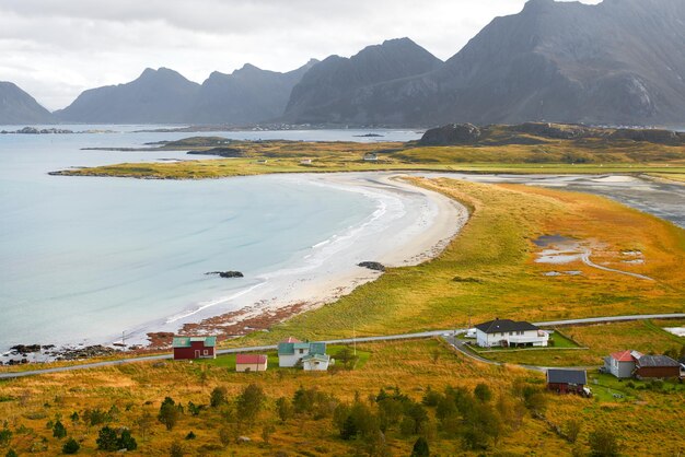 Panoramablick von der Bergspitze über Strand und Landschaft an der Küste in Moskenesoya lofoten Norwegen