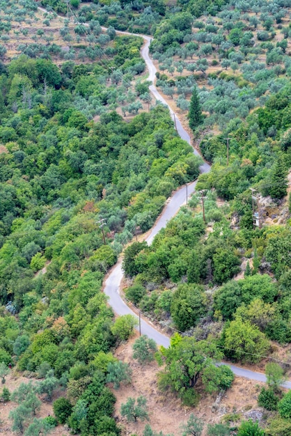 Panoramablick von der Höhe des Vogelflugs auf eine Landschaft mit der verwinkelten Landstraße