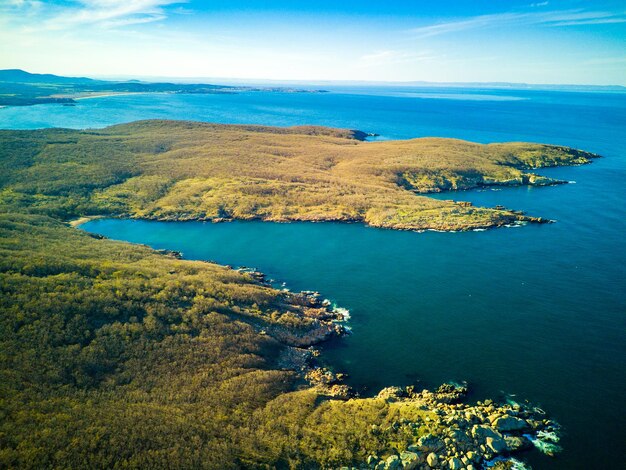 Panoramablick von der Höhe eines Strandes mit einem Wald in der Nähe des Schwarzen Meeres im Land Bulgarien