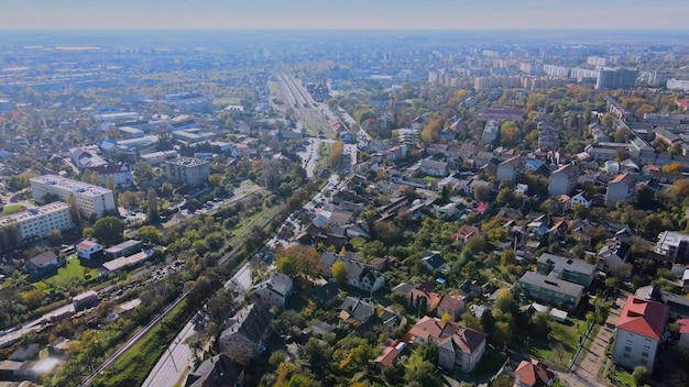 Panoramablick von der Stadt Uzhgorod in Transkarpatien an einem sonnigen Tag