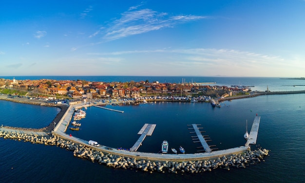 Panoramablick von einer Höhe auf die Stadt Nessebar mit Häusern und Parks, die vom Schwarzen Meer in Bulgarien umspült werden