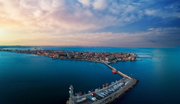 Panoramablick von einer Höhe über der Stadt Pomorie mit Häusern und Straßen, die vom Schwarzen Meer in Bulgarien umspült werden