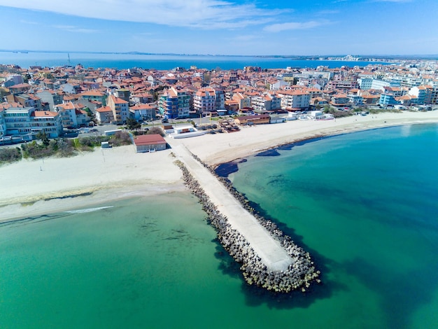 Panoramablick von einer Höhe über der Stadt Pomorie mit Häusern und Straßen, die vom Schwarzen Meer in Bulgarien umspült werden