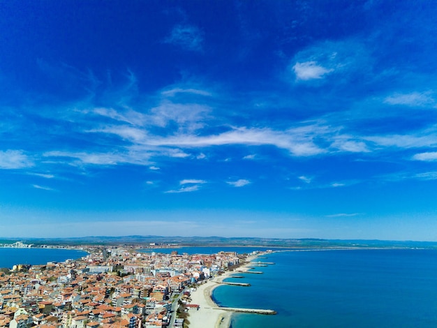 Panoramablick von einer Höhe über der Stadt Pomorie mit Häusern und Straßen, die vom Schwarzen Meer in Bulgarien umspült werden