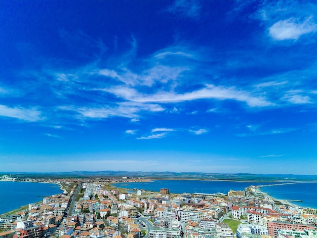 Panoramablick von einer Höhe über der Stadt Pomorie mit Häusern und Straßen, die vom Schwarzen Meer in Bulgarien umspült werden