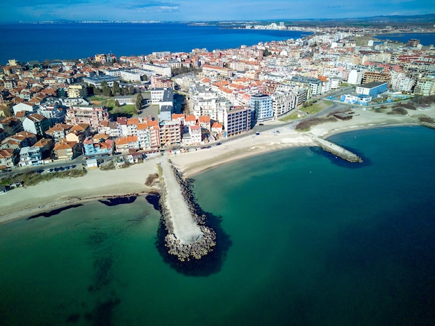 Panoramablick von einer Höhe über der Stadt Pomorie mit Häusern und Straßen, die vom Schwarzen Meer in Bulgarien umspült werden