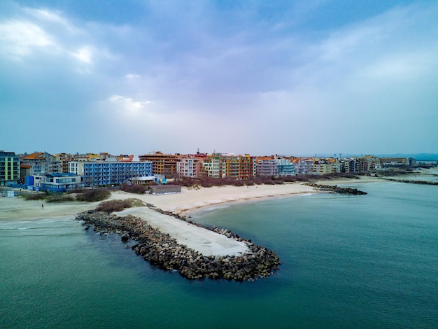 Panoramablick von einer Höhe über der Stadt Pomorie mit Häusern und Straßen, die vom Schwarzen Meer in Bulgarien umspült werden