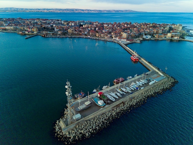 Panoramablick von einer Höhe über der Stadt Pomorie mit Häusern und Straßen, die vom Schwarzen Meer in Bulgarien umspült werden