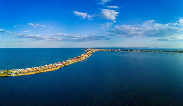 Panoramablick von einer Höhe über der Stadt Pomorie mit Häusern und Straßen, die vom Schwarzen Meer in Bulgarien umspült werden