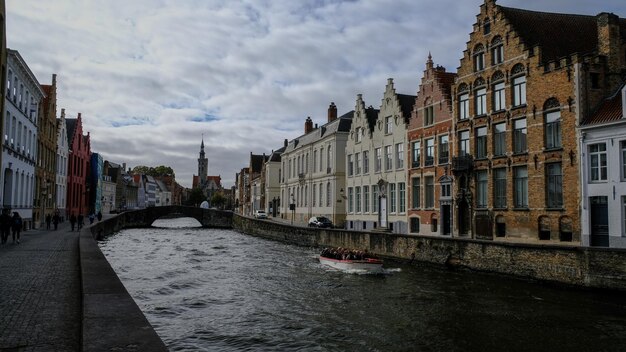 Foto panoramablick von gebäuden vor einem bewölkten himmel