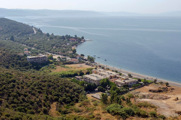 Panoramablick von hoch auf das Meer Küstengebäude und Boote in der Ferne an einem sonnigen Sommertag Präfektur Magnesia Griechenland