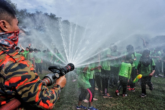 Foto panoramablick von menschen, die wasser spritzen