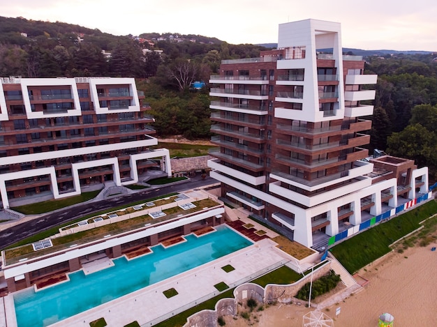 Panoramablick von oben auf das geschlossene Hotel am Strand von Goldstrand in Bulgarien