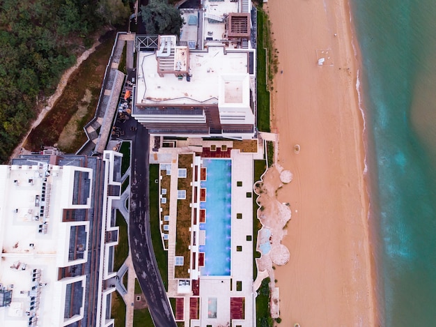 Panoramablick von oben auf das Hotel mit Pool am Strand von Goldstrand in Bulgarien