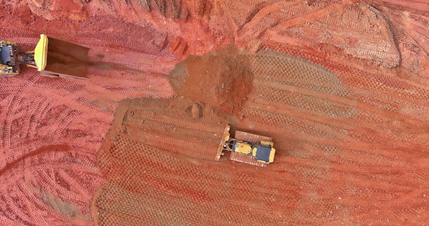 Panoramablick von oben auf den Arbeitseimer-Raupenbagger bei Erdbewegungen beim Laden von Bodenarbeiten