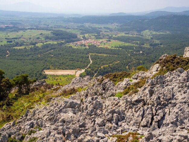 Panoramablick von oben auf den Berg Dirfys zum griechischen Dorf auf der Insel Euböa, Euböa in Griechenland