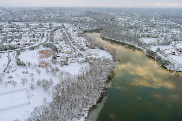 Panoramablick von oben auf den schneebedeckten Wohnviertel Apartmentkomplex Wintertag