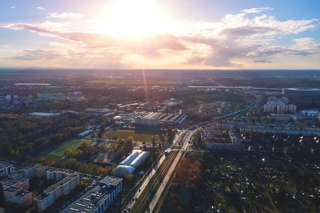 Panoramablick von oben auf die alte europäische polnische Stadt Wroclaw Blick auf Wohnhochhäuser aus großer Höhe