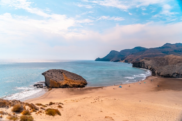 Panoramablick von oben auf die Düne am Playa de Monsul im Naturpark Cabo de Gata