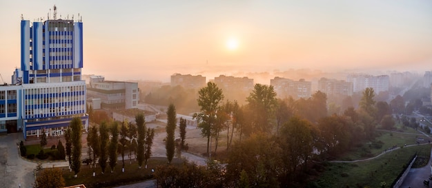 Panoramablick von oben auf die moderne Stadt im Morgengrauen