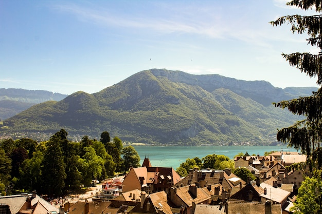 Panoramablick von oben auf die Stadt und den See an einem sonnigen Tag. Annecy. Frankreich.