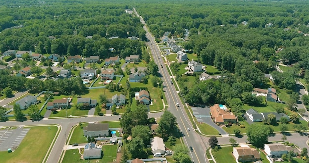 Panoramablick von oben über die Kleinstadtlandschaft Vorstadthäuser Schlafbereich Dachhäuser in Monroe neu