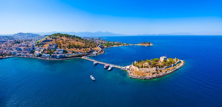 Foto panoramablick von pigeon island in der stadt kusadasi in der türkei