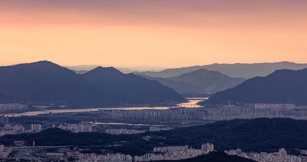 Panoramablick von Seoul Südkorea bei Sonnenaufgang.