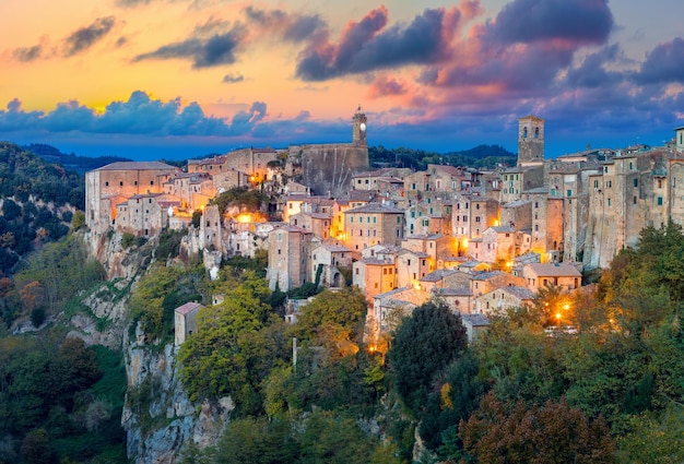 Panoramablick von Sorano am Abend Sonnenuntergang mit alten Traditionsgebäuden und Beleuchtung Alte kleine Stadt in der Provinz Grosseto Toskana Toscana Italien