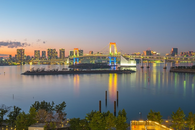 Foto panoramablick von tokio-bucht bei nacht in tokio-stadt, japan.