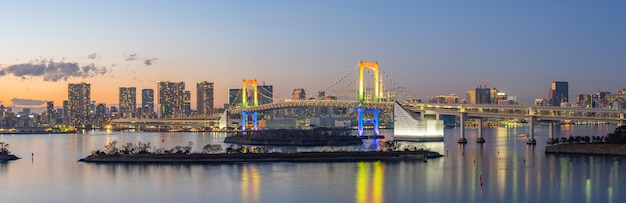 Panoramablick von Tokio-Bucht mit Regenbogenbrücke in Tokio-Stadt, Japan