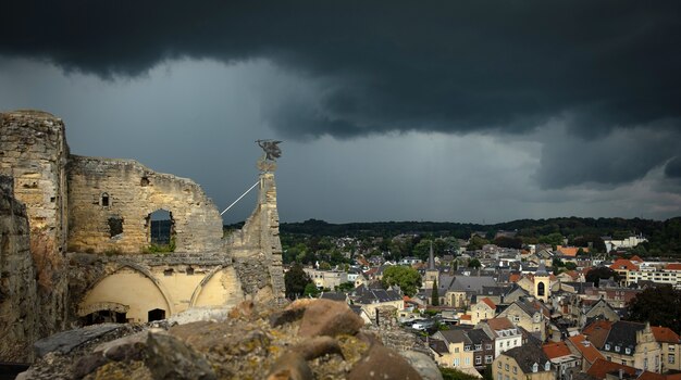 Panoramablick von Valkenburg Castle mit dunklen Wolken