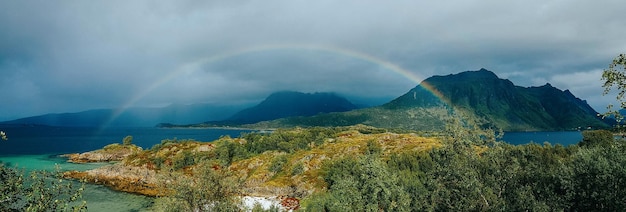 Panoramafoto des blauen Himmels der Regenbogenmeerhügel in Norwegen im Sommer