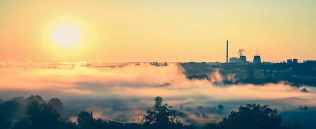 Panoramakraftwerk und die Morgendämmerung mit Nebel