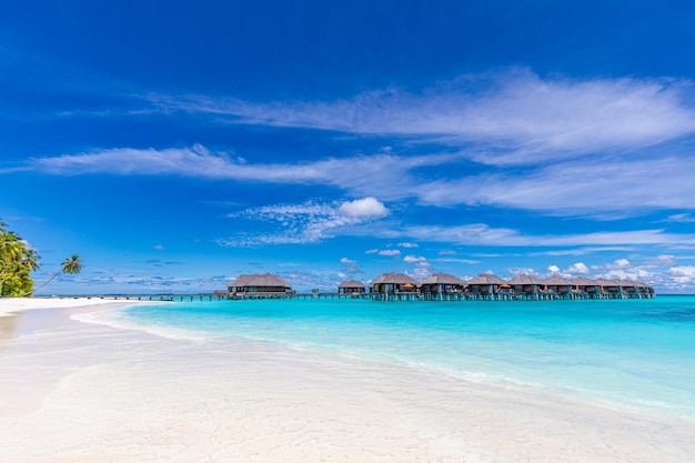 Panoramalandschaft am Strand der Malediven Tropisches Panorama-Luxus-Wasservilla-Resort mit Holzsteg