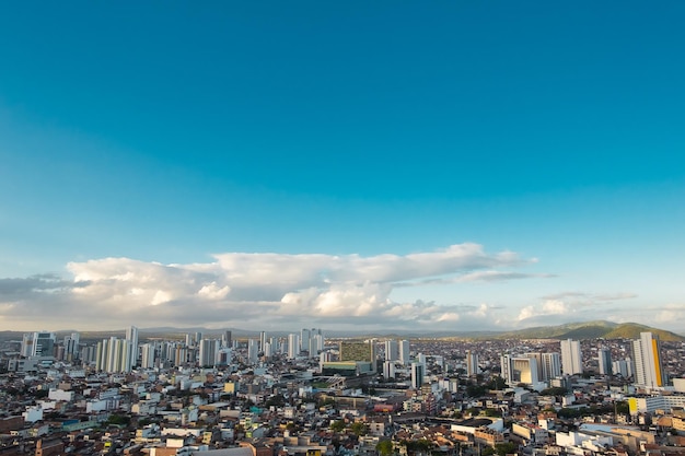 Panoramalandschaft aus der Luft der Stadt Caruaru Pernambuco