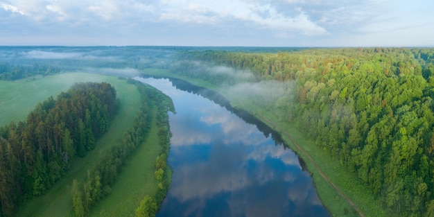 Panoramalandschaft aus der Luft mit Sonnenuntergang über dem Fluss und schönen Wolken am Himmel