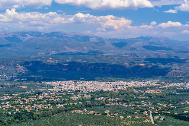 Panoramalandschaft der Landoberfläche der ländlichen Städte und des bewölkten Himmels von der Berghöhe