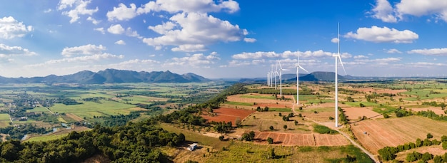Panoramalandschaft der Windkraftanlage, die in einer Reihe auf einem Berg mit blauem Himmelshintergrund im Bezirk Sikhio, Nakhon Ratchasima, Thailand, angeordnet ist