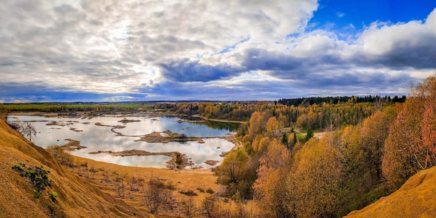 Panoramalandschaft des Herbstes