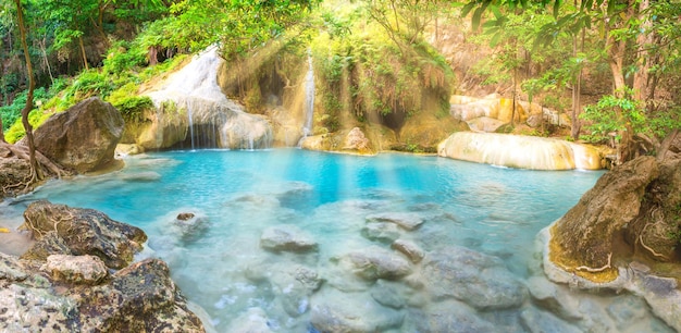 Panoramalandschaft des Sees mit Kaskaden des Wasserfalls im tropischen Wald in Erawan Thailand